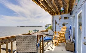 Beachfront Cedar Key Retreat With Pool Access!