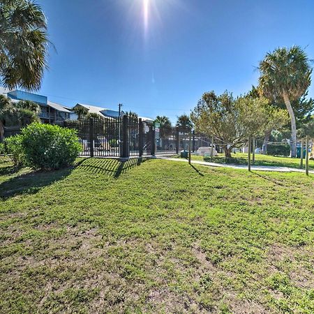 Beachfront Cedar Key Retreat With Pool Access! Exterior photo