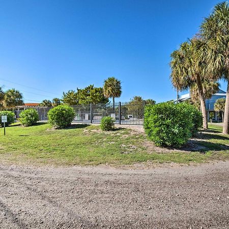 Beachfront Cedar Key Retreat With Pool Access! Exterior photo