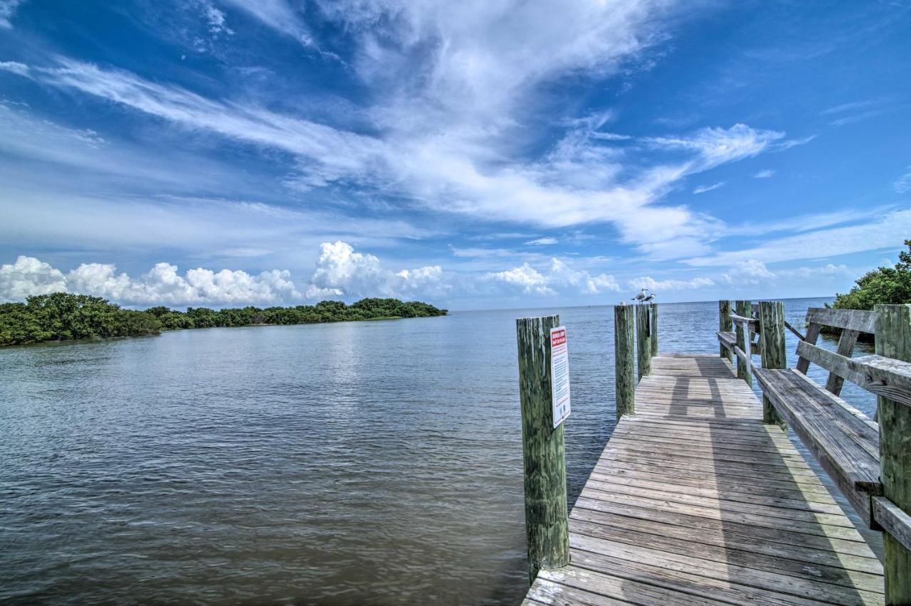 Beachfront Cedar Key Retreat With Pool Access! Exterior photo