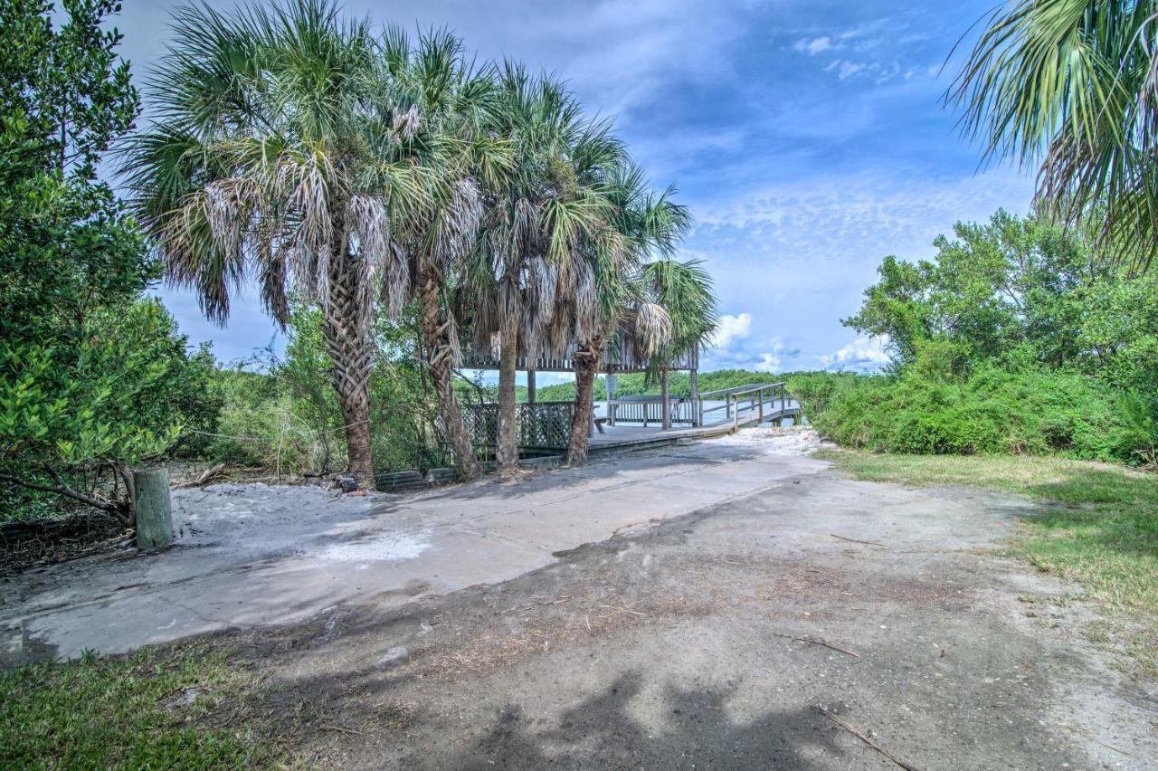 Beachfront Cedar Key Retreat With Pool Access! Exterior photo