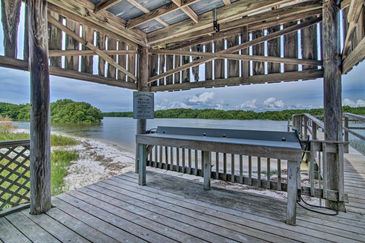 Beachfront Cedar Key Retreat With Pool Access! Exterior photo