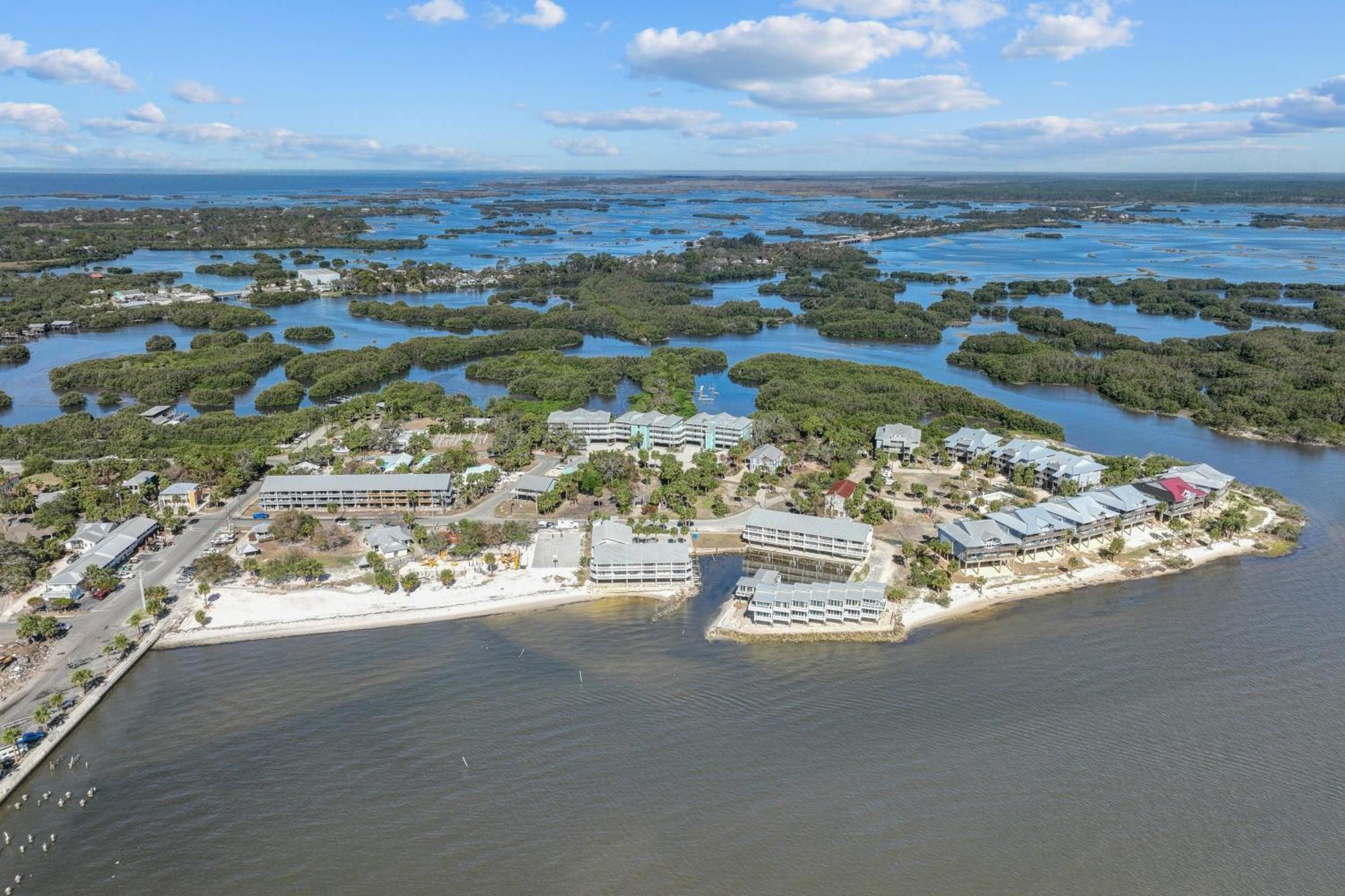 Beachfront Cedar Key Retreat With Pool Access! Exterior photo
