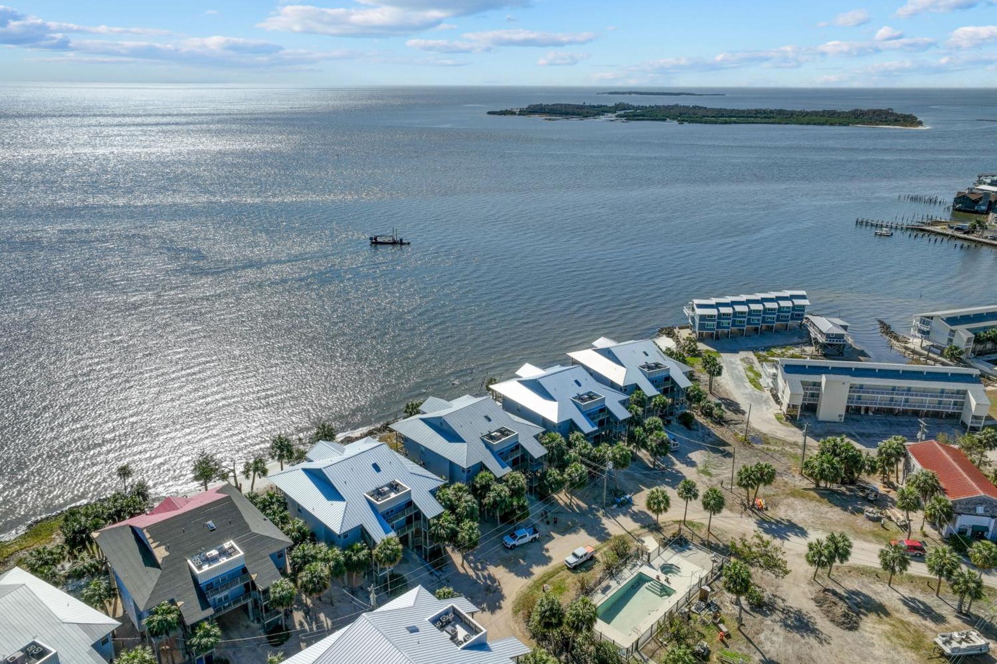 Beachfront Cedar Key Retreat With Pool Access! Exterior photo