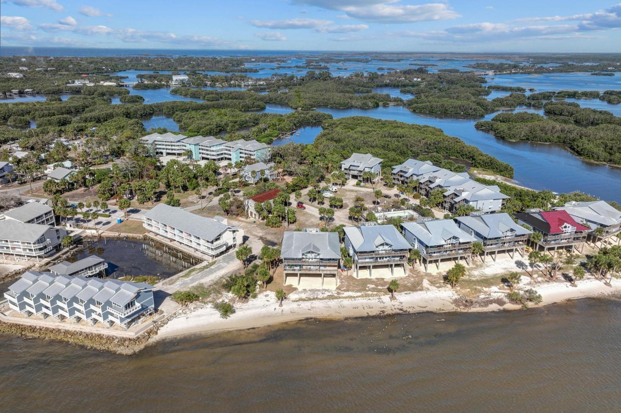 Beachfront Cedar Key Retreat With Pool Access! Exterior photo