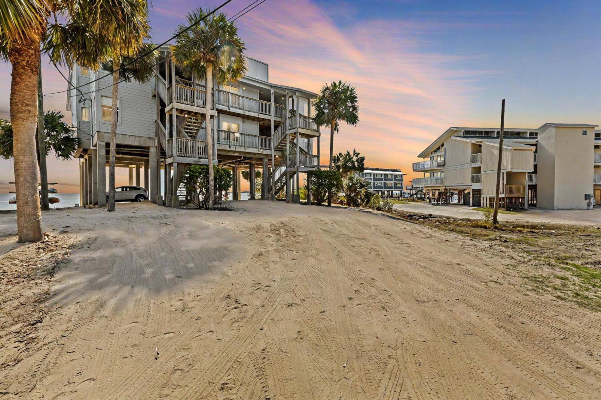 Beachfront Cedar Key Retreat With Pool Access! Exterior photo