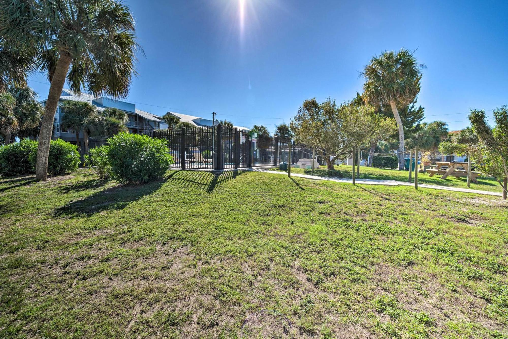 Beachfront Cedar Key Retreat With Pool Access! Exterior photo