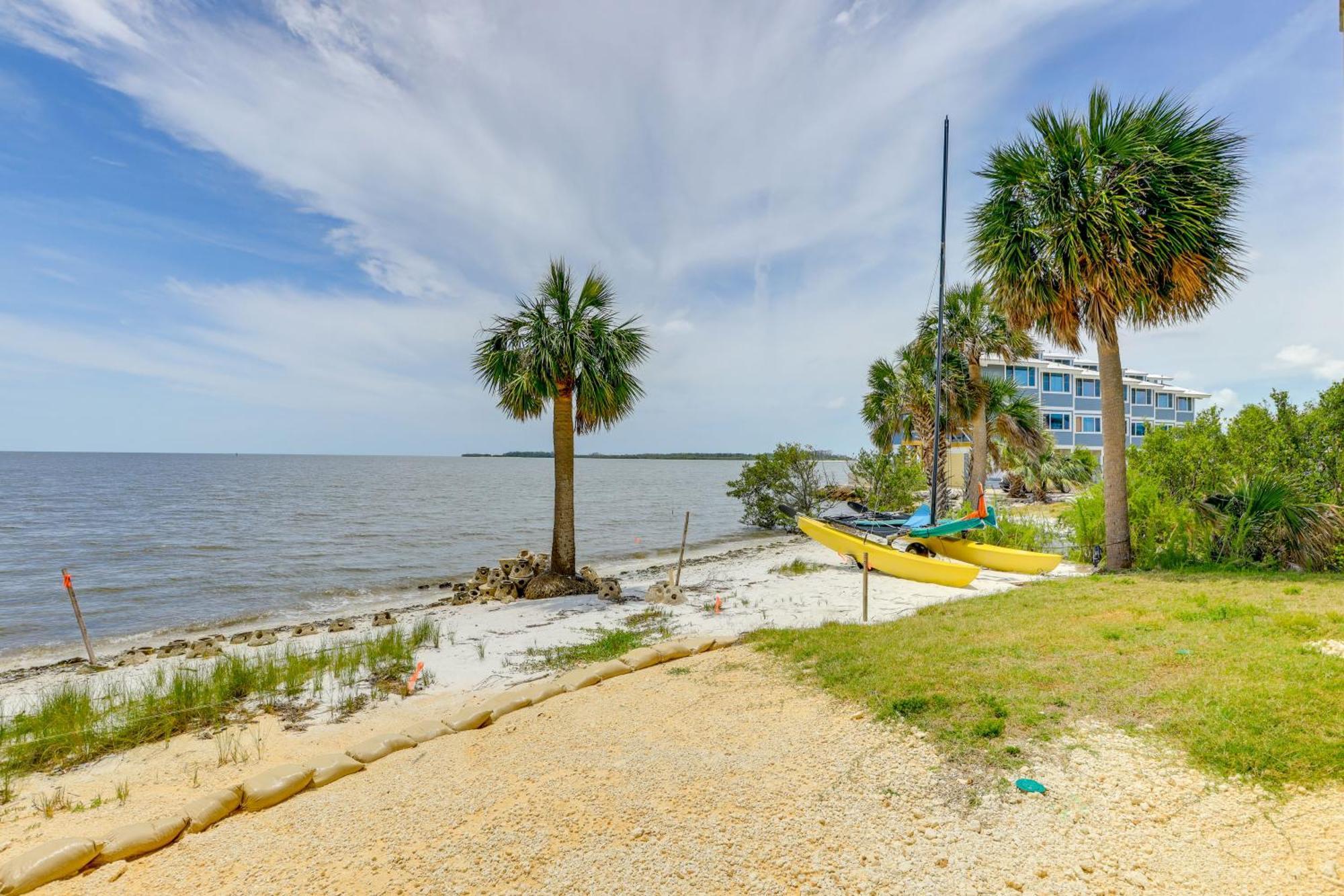 Beachfront Cedar Key Retreat With Pool Access! Exterior photo