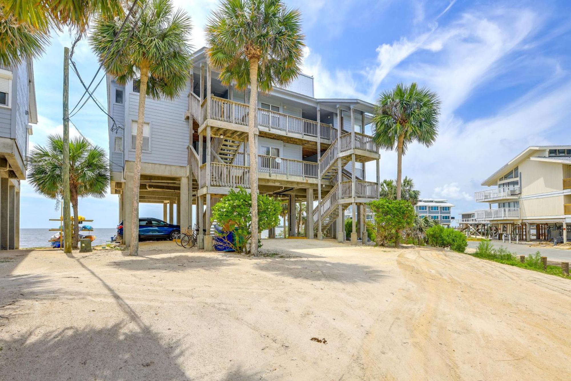 Beachfront Cedar Key Retreat With Pool Access! Exterior photo
