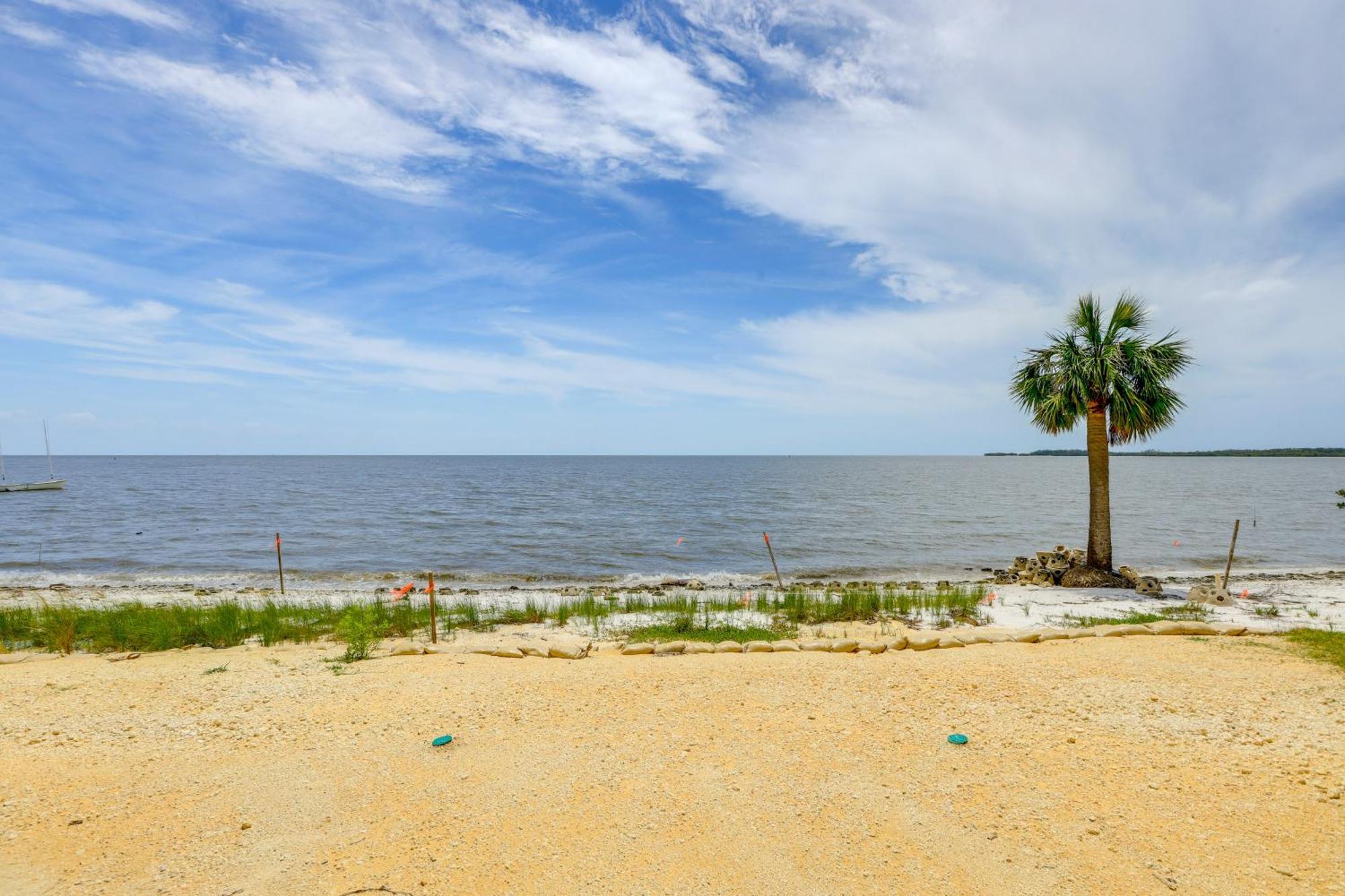 Beachfront Cedar Key Retreat With Pool Access! Exterior photo