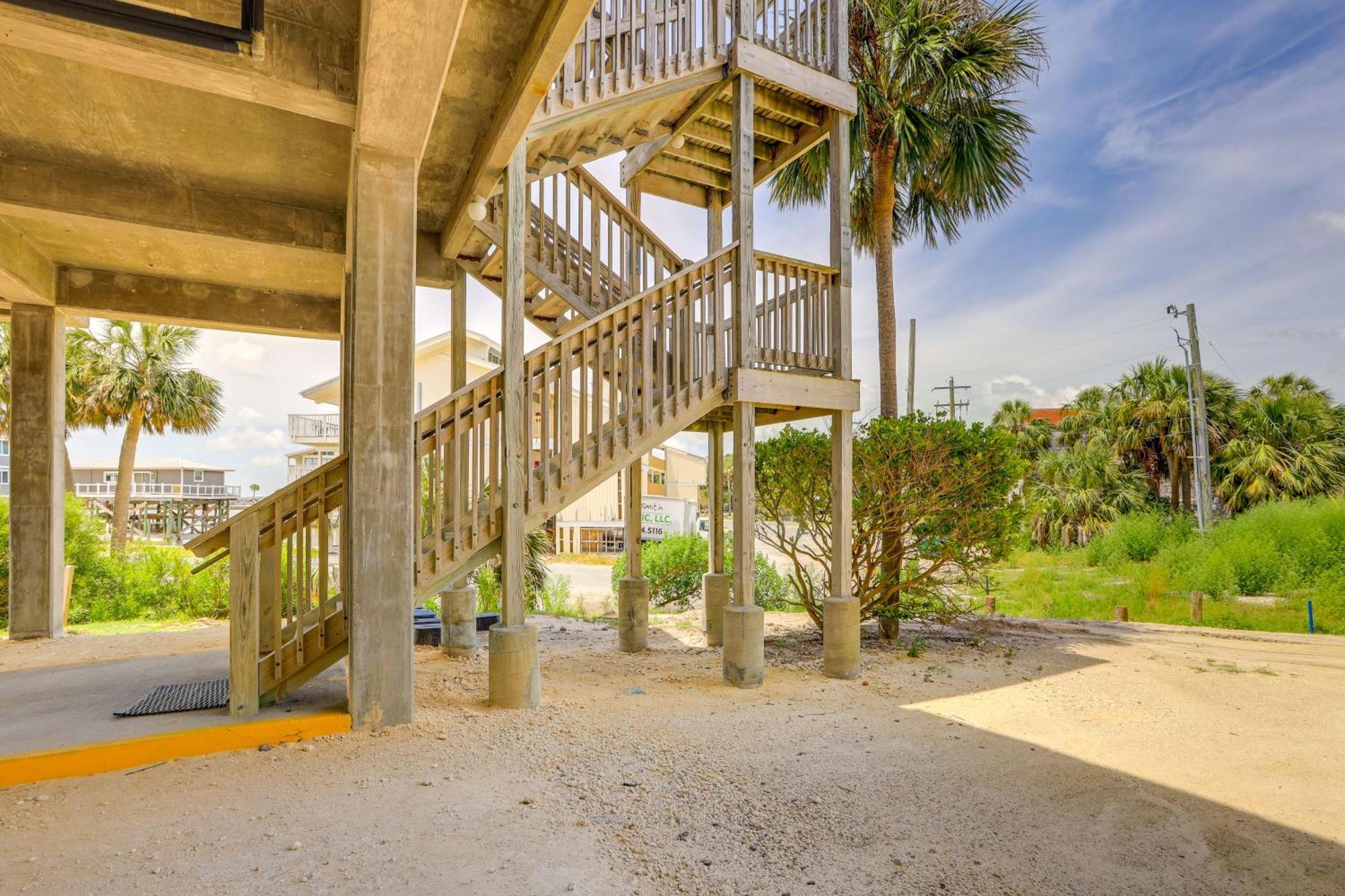 Beachfront Cedar Key Retreat With Pool Access! Exterior photo