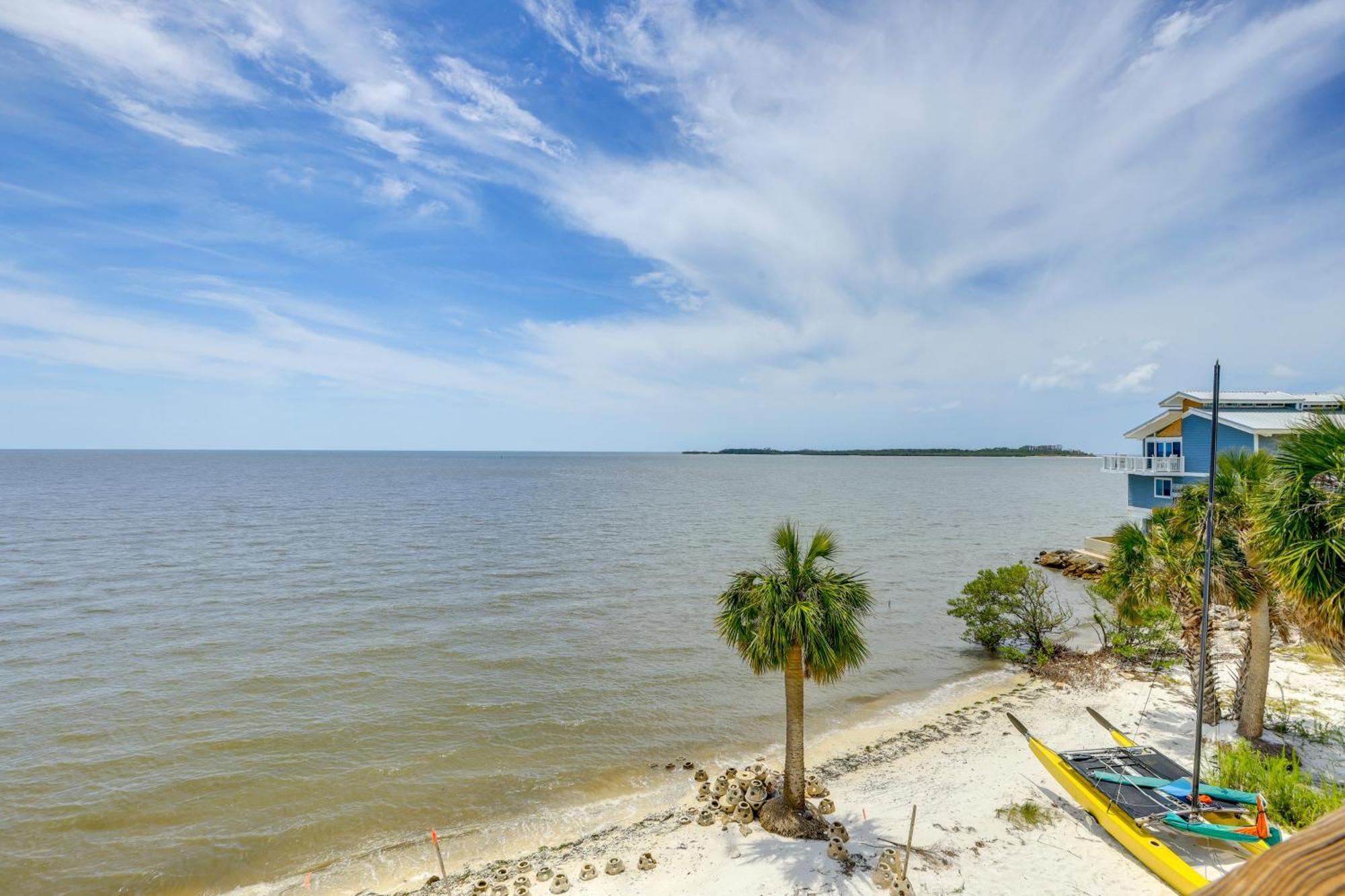 Beachfront Cedar Key Retreat With Pool Access! Exterior photo