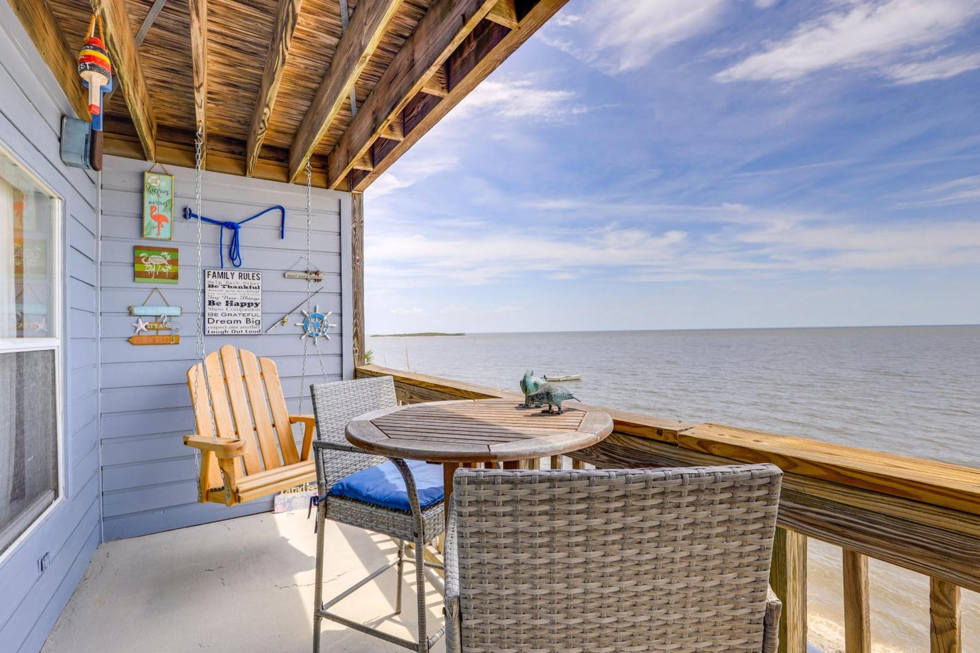 Beachfront Cedar Key Retreat With Pool Access! Exterior photo