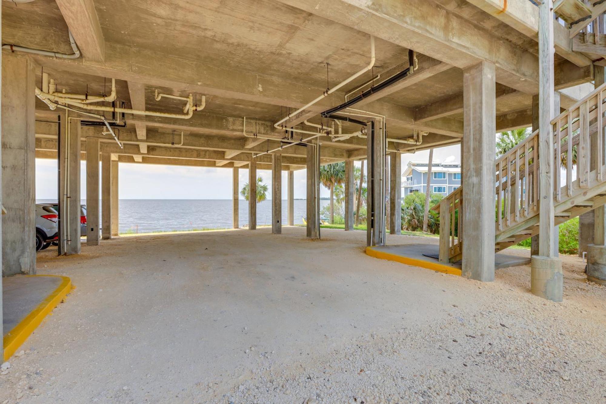 Beachfront Cedar Key Retreat With Pool Access! Exterior photo