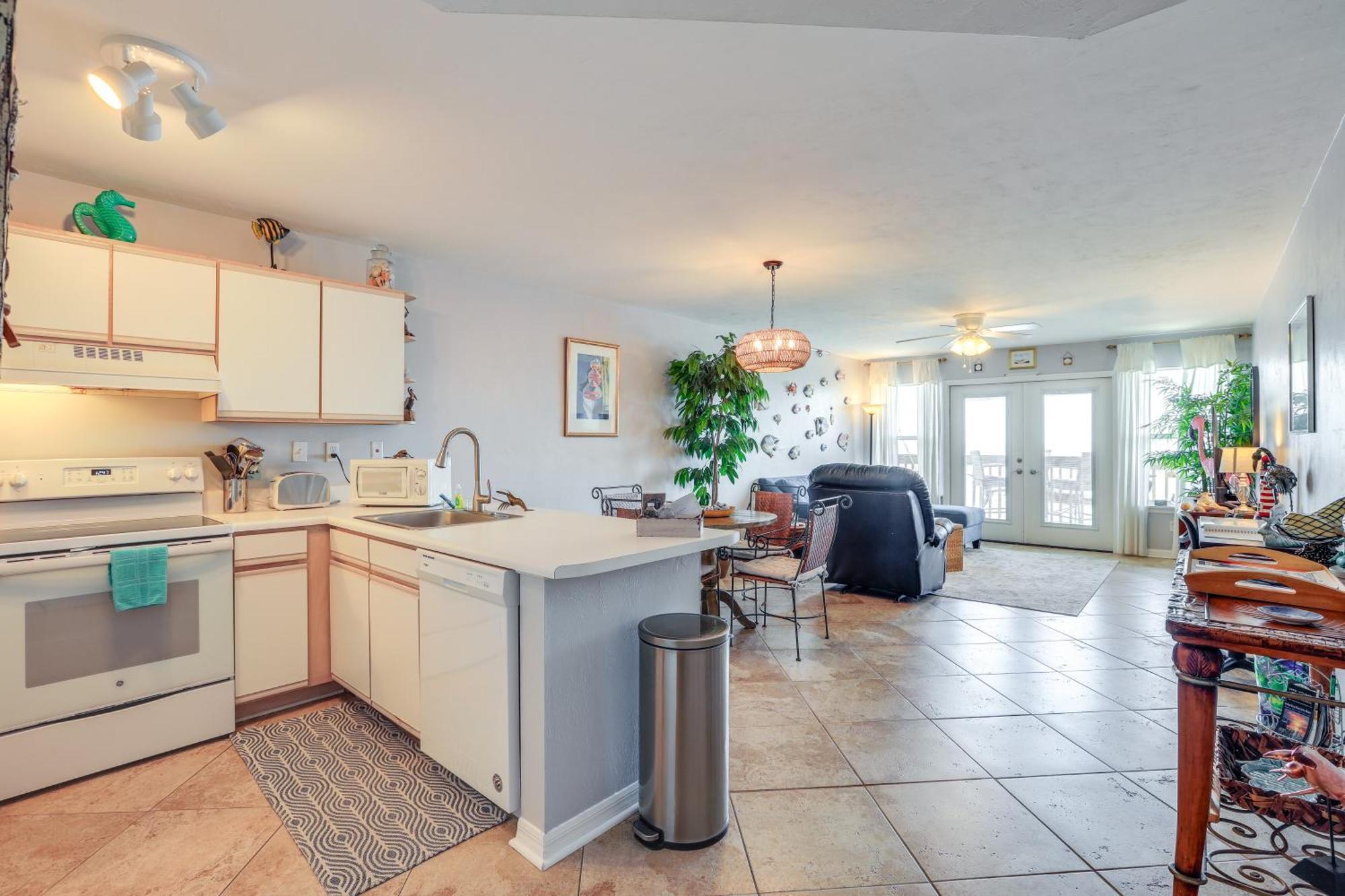 Beachfront Cedar Key Retreat With Pool Access! Exterior photo