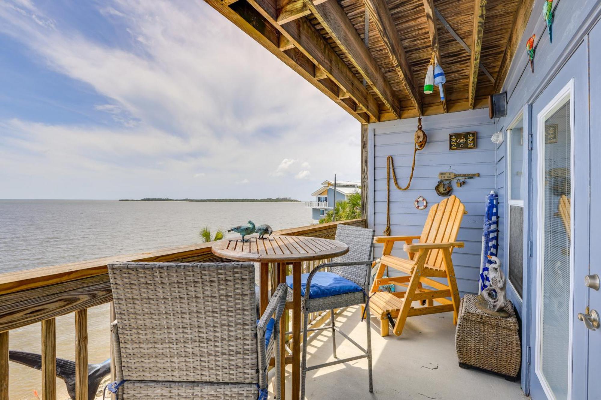 Beachfront Cedar Key Retreat With Pool Access! Exterior photo